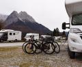 Symbolbild: Angelika Warmuth/dpa
Camping mit Aussicht: Wer hier parkt, ist morgens früh auf dem Gipfel.