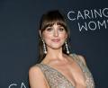 Bild: Evan Agostini/Invision/AP/dpa
US-Schauspielerin Dakota Johnson musste eigenen Angaben zufolge zu Beginn ihrer Karriere gelegentlich ihre Eltern um Geld anpumpen. (Archivbild)