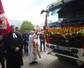 Bild: bk
Pfarrer Varghese Puthenchira erteilte dem neuen Fahrzeug der Feuerwehr Weiherhammer den kirchlichen Segen.