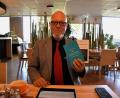 Bild: ubb
Martin Hauk zeigt das von ihm verfasste Buch "Lehrer mit Asperger: Cool, kompetent, anders – 22 Tipps für Lehrkräfte".
