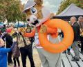 Bild: Gabi Schönberger
Auch das Maskottchen des Walzenherstellers Hamm hatte sich Badeutensilien besorgt.