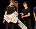 Bild: Peter Ringeisen
Männer haben's auch nicht leicht - schnell wird ihnen ein Etikett verpasst: "Eingebildet" - "karrieregeil" - "Macho". In dieser Szene aus der Programmpräsentation im Februar im Stadttheater bekommt der Mann all die stereotypen Vorwürfe umgehängt. Hält er das aus?