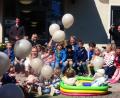 Bild: Kunz
Ein Grund zum Feiern: Die Kinder lassen zum zehnten Jubiläum weiße Luftballons steigen.