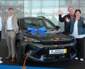 Bild: Joachim Busch
Bei der Übergabe des Cupra Formentor e-Hybrid in Wolfsburg freuen sich (von rechts) Klaus Wild, Gewinnerin Doris Meyer mit ihrem Mann aus Hirschau, Johannes Hartinger und Markus Eichenseer.