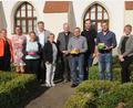 Bild: ge
Im Rosengarten des Landratsamtes präsentieren sich die Gewinner des Osterbrunnen-Wettbewerbes mit den Organisatoren von Landkreis und AOVE.