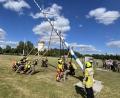 Bild: mor
Kräftig anschieben mussten die amerikanischen Soldaten sowie die Deutschen Feuerwehrleute um den Partnerschaftsbaum in die Höhe zu bringen.