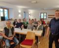 Bild: Thomas Dobler 
Kirchenvorsteher Hans Winderl (rechts) begrüßt Pfarrer Stefan Drechsler (daneben) als Referenten des Wackersdorf-Treffs. Zum ersten Mal seit Jahren hat diese Zusammenkunft wieder stattgefunden.