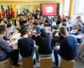 Bild: do
Der "Zukunfts-Workshop" des NEW Real Talk stieß in Schlammersdorf auf ein großes Echo. Über 40 junge Leute füllten einige Veranstaltungsräume des Bürgerhauses.