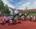 Bild: Kathrin Schmidt
Mit den Kindern freuten sich von links:
Gernot Schötz, Sonja Kalb, Schulamtsdirektor Gerald Haas, Kathrin Schmidt, Thomas Pickel, Petra Ligensa, Hans-Martin Schertl, Barbara Streit, Bianca Behrisch-Chappell, Jutta Gebhardt und Dr. Hermann König.