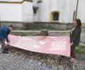 Bild: ald
Susanne Götte (links) und Pfarrerin Christiane Weber bei den letzten Vorbereitungen: Ein großes Plakat vor der Kirche St. Michael in Weiden soll Fußgänger auf die Aktion "Einfach heiraten" aufmerksam machen.