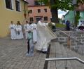 Bild: gi
Pfarrer Udo Klösel segnete den neuen Marktplatz in Moosbach.