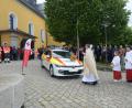 Bild: bey
Stadtpfarrer Adam Karolczak segnete das neue Einsatzfahrzeug der Helfer vor Ort Waidhaus.
