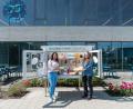 Bild: Lazarus 
Verschenkeschrank Frieda steht aktuell auf dem Siemens-Gelände in Amberg. Auf die Idee für den neuen Standort kam Qualitätsmanagerin und Nachhaltigkeitsbeauftragte Maria Lazarus (rechts) zusammen mit der Initiatorin des Projekts Margit Haberberger: