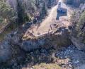 Bild: Armin Weigel/dpa
Das ehemalige Trafohaus (oben rechts) steht am Rande des Steinbruchs und ist Teil des Weges, den Besucher der KZ-Gedenkstätte in Flossenbürg zum Steinbruch nehmen. Es wurde von KZ-Häftlingen in der Gründungszeit des Lagers erbaut. Drei von ihnen hinterließen persönliche Spuren in dem Gebäude.
