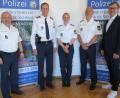 Bild: PI Auerbach
Die Polizei Auerbach freut sich über Unterstützung. Von links nach rechts: Polizeihauptkommissar Manfred Plößner, Vizepräsident Robert Fuchs, Stellvertretende Leiterin Nicole Götz, Stellvertretender Leiter HolgerJodlbauer und Personalrat Wolfgang Bayerl.