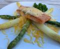 Bild: Michael Schiffer
Das Spargel-Lachs-Gratin kommt zum Gratinieren kurz in in den Ofen. Mit Sauce Hollandaise servieren.