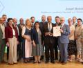 Bild: Andreas Pollek/StMELF
Waldthurns Bürgermeister Josef Beimler (Mitte) hat die silberne Staatsmedaille bekommen.