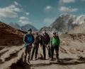 Bild: Heinke Scheel
Spektakuläre Natur, maximale Abgeschiedenheit und einmalige Erlebnisse (von links): Hubert Heinl, Sophia Sporer und Daniel Rüger mit dem nepalesischen Bergführer Iswor beim Aufstieg zum Mt.-Everest-Basislager. Gute Ausrüstung und viel Ausdauer sind Pflicht.