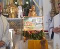 Bild: mas
Missionar Stanislaus Strojecki (links) hatte für Guardian Stanislaus Sliwinski ein Bild aus Uganda mitgebracht. Es zeigt die Kirche in Kakooge neben St. Felix und wurde von einer SChülerin, die selbst durch das Patenschaftsprogramm unterstützt wird.