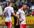 Archivbild: Armin Weigel/dpa
Christian Kühlwetter (rechts) ist – Stand jetzt – einer der Spieler, die beim SSV Jahn bleiben. Rasim Bulic (links) steht auf der Liste der Abgänge.