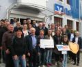 Bild: wfw
Vorstand Klaus Wild (ganz rechts) und Geschäftsstellenleiter Christopher Bothner (ganz links) von der Raiffeisenbank Hirschau eG übergaben Spenden in Höhe von 15.000 Euro an gemeinnützige Vereine und Organisationen aus dem Geschäftsgebiet Hirschau. Mit im Bild auch Bürgermeister Hermann Falk (hinten rechts).