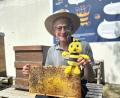 Bild: Karoline Gajeck-Scheuck
Michael Schanderl, Imker bei den Stadtwerken Amberg, macht zum internationalen Tag der Bienen auf die Bedeutung der Bestäuber aufmerksam.