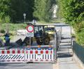 Bild: Gabi Schönberger
Die Fabrikstraße in Neustadt ist gesperrt. Nur noch Fußgänger können die Floß hier überqueren. Das soll während der kompletten Bauzeit möglich sein – demnächst über eine Behelfsbrücke.
