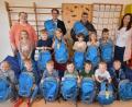 Bild: no
Im Turnraum der Kindertagesstätte St. Vitus freuen sich die Vorschulkinder über Rucksäcke des Bayernwerks. Mit auf dem Bild (von links) Marie Götz, Leiterin der Tigerenten-Gruppe, Markus Windisch vom Kommunalmanagement Ostbayern des Bayernwerks, Bürgermeister Dieter Dehling und die Leiterin der Kindertagesstätte, Daniela Schröer.