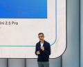 Bild: Andrej Sokolow/dpa
Google-Chef Sundar Pichai spricht über Gemini, Googles Antwort auf ChatGPT und Co.