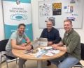 Bild: Lena Schedl/Landratsamt Tirschenreuth
Wolfgang Fenzl (Mitte) leitet seit Februar 2025 das Team Öffentlichkeitsarbeit im Landratsamt. Weiterer Pressesprecher ist Fabian Polster (links). Neu dabei ist der Grafikdesigner Dominik Göhl (rechts).