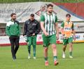 Archivbild: Gebert
Enttäuscht verlassen die Mitterteicher (links Trainer Frantisek Nedbaly) nach der 1:4-Heimpleite gegen Lauterhofen den Platz. Die Stiftländer hoffen, in der Relegation den Klassenerhalt zu schaffen.