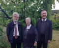 Bild: apr
Glückwünsche zum 80. Geburtstag von Schwester Pietro überbrachten Kirchenpfleger Manfred Prechtl (links) und Pfarrer Ferdinand Weinberger (rechts).