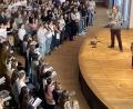 Archivbild: Georg Meyer/MRG
Chorleiter und Arrangeur Andreas Kuch (Viva Voce) beim Workshop mit den rund 150 Sängerinnen und Sängern der vier beteiligten Schulchöre, die im Rahmen der ersten „Amberger Chornacht“ am 23. Mai gemeinsam im Stadttheater Amberg auftreten werden.