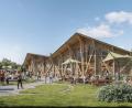 Bild[M]: inMotion PARK GmbH/exb
Die Simulation zeigt den Entwurf für die Markt- und Indoorhalle nahe der Holzkugel am Steinberger See.