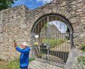 Bild: Portner
Vor der Mauer und später im Burghof mit toller Aussicht: Diplom-Geologe Bernd Schilling erzählt nicht nur Interessantes über die alten Steine der Burgruine Murach, sondern auch zu den Schätzen im Boden.