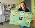 Bild: Gabi Schönberger
Zu Beginn jedes Schuljahres stellt sich Tanja Huber mit ihrem selbstgebastelten Plakat bei den Schülern der Hans-Sauer-Schule vor.
