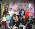 Bild: Premm
Ida Probst an ihrem 90. Geburtstag im Kreise ihrer Familie. Zum Gratulieren kommt auch Neunburgs Zweite Bürgermeisterin Margit Reichl (hinten, Zweite von links).