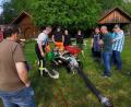 Bild: gz
Die 84 Jahre alte Motorspritze stand im Mittelpunkt bei einer Feuerwehrübung am Atzmansee. Zugführer Jürgen Merold füllte Wasser nach und Martin Distner (4.v.r.) erklärte die Handhabung der Pumpe.