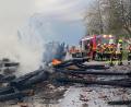 Bild: cv
Zahlreiche Einsatzkräfte sind bei dem Großbrand in Wiesensüß bei Nabburg im Einsatz gewesen. Die Ursache für das Feuer ist noch unklar.