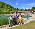 Bild: hdk
Jana Husemann-Gebhard, Vanessa und Klaus Schedl sowie Christian Stadter (von links) erledigen die letzten Vorarbeiten zur Eröffnung des Naturbads in Königstein.
