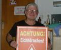 Bild: Schuller
Das entwendete Hinweisschild auf Eichhörnchen ist gefunden worden. Bebbo Schuller wird es umgehend in Schnaittenbach wieder an der B 14 aufhängen, um die flinken Kletterkünstler vor dem Verkehrstod zu bewahren.