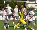 Bild: mhs
Da kann doch nichts schiefgehen: Mit vereinten Kräften wollen die Spieler der SpVgg SV Weiden gegen den TV Parsberg nicht nur das eigene Tor sauber halten, sondern auch vorne das ein oder andere Tor erzielen.