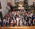 Bild: Tina Jäger (Fotohaus Jäger)
Nach dem Gottesdienst in der Sulzbach-Rosenberger Christuskirche posierten die Mitglieder der neuen Dekanatssynode für ein Foto.