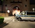 Bild: Jürgen Bauer
Ein Polizeifahrzeug steht während des Großeinsatzes quer vor dem Nabburger Tor in Amberg.