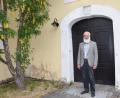 Bild: hdk
Volker Dörflein vor der Willibaldskirche in Fürnried, in der am Freitag als neuer Pfarrer der evangelischen Kirchengemeinde Fürnried in sein Amt eingeführt wird.