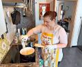 Bild: K. Starke
Schnell entsteht unter Chiara Bortolottos Händen ein echt italienisches Risotto - nur mit Zwiebeln, Wein aus dem Friaul, etwas Salz und Reis aus Rondolino.