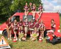 Bild: kro
Die Wondreber Festdamen sind startklar: Oben auf dem Feuerwehrauto von links Maria Prockl, Festbraut Angelina Kraus und Romina Kraus. Unten von links Samira Forster, Angelina Schmid, Christina Hoferer, Nadine König, Nele Geyer, Magdalena Härtl, Marie Fuchs, Lena Köstler. Kniend von links: Luisa Prockl, Johanna Härtl. Es fehlt: Luisa Gradl