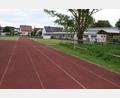 Bild: bnr
Der Erweiterungsbau des Kindergartens St. Martin ragt in die Tartanbahn des Sportplatzes hinein. Die Bahn muss deshalb verlegt werden.