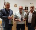 Bild: Stadt Schönsee
Bürgermeister Reinhard Kreuzer (links) und Stadtrat Karl Schwarz (rechts) gratulieren dem ehemaligen Stadtrat Richard Bauer zum 70. Geburtstag.