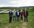Bild: wel
Der Solarpark ist eröffnet: Gottfried Blank, Friedrich Bauer, Bürgermeister Norbert Eckl, Tara Gerhardt und Josef Rötzer (von links) freuen sich über die neue Möglichkeit, weit mehr als 1000 Haushalte mit nachhaltiger Energie versorgen zu können.